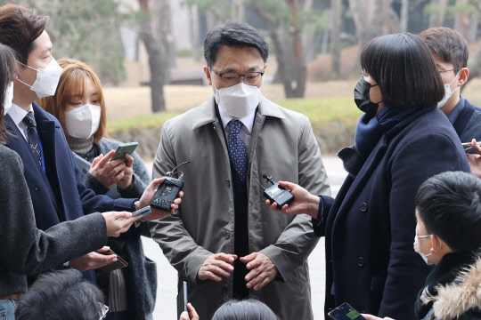 김진욱 고위공직자범죄수사처장이 12일 오전 정부과천청사로 출근하며 취재진 질문에 답하고 있다. 연합뉴스